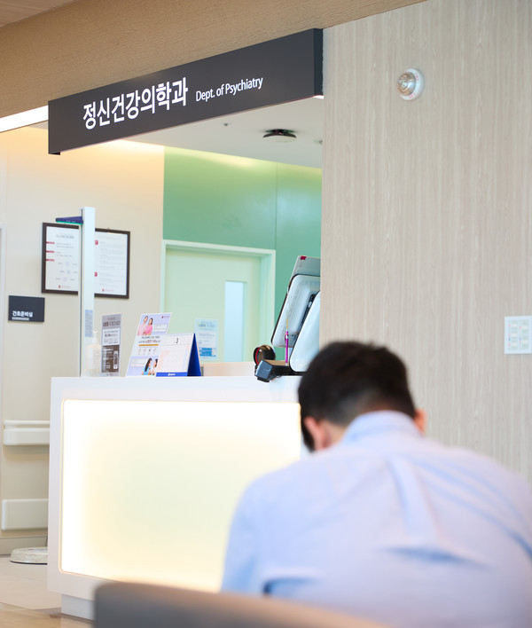 ▲ 우울증은 단순한 우울감이 아닌 치료가 필요한 정신질환으로, 개인의 의지만으로 극복하기 어려운 경우가 많다. 방치할 경우 증상이 악화될 수 있고 일상생활에도 심각한 영향을 미칠 수 있어 정신건강의학과 전문의와의 상담을 통해 정확한 진단과 치료를 받는 게 중요하다. (사진= 고려대 구로병원 제공) /뉴시스