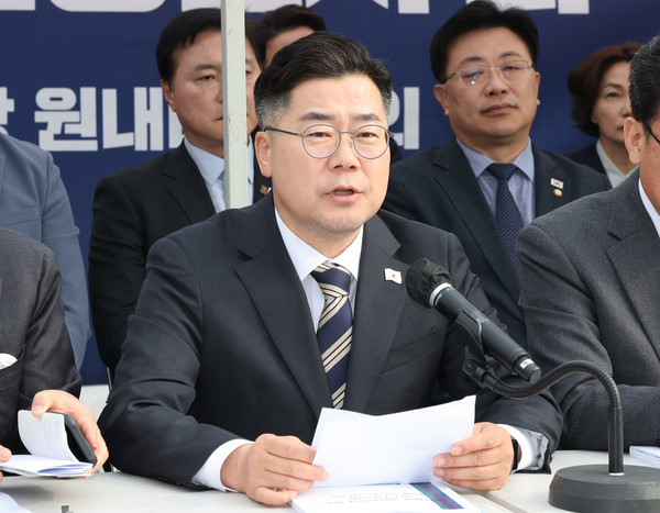 ▲ 광화문 천막 당사 더불어민주당 원내대책회의 발언하는 박찬대. /뉴시스