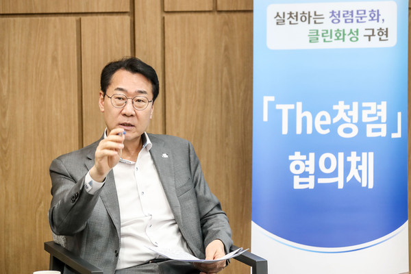 ▲ 정명근 화성특례시장이 the 청렴 협의체 회의에 참석해 발언하고 있다.