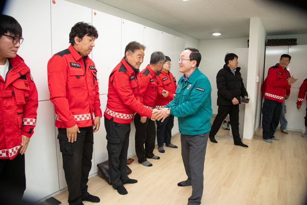 ▲ 김덕현 연천군수 산불대응센터 방문 모습.