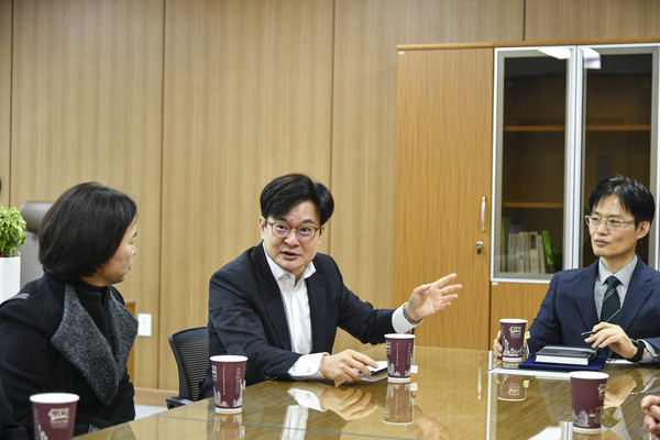 ▲ 김병수 시장이 모담초등학교를 찾아 통학로 문제를 논의하고 있다.