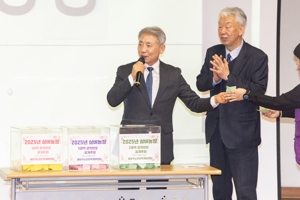 ▲ ‘계양실버농장 개장식’에서 축하 전하는 윤환 계양구청장.