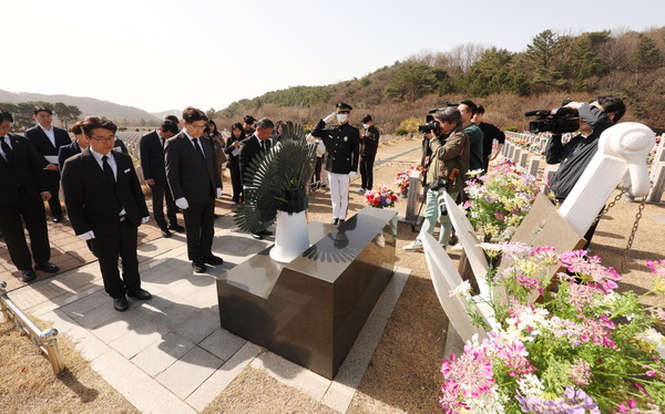 ▲ 천안함 46용사 묘역 찾은 권성동 원내대표. /뉴시스