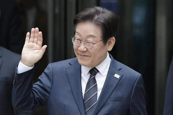 ▲ 법원 나서며 지지자들에게 인사하는 이재명 대표. /뉴시스