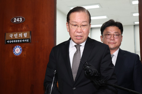 ▲ 이재명 무죄 선고 직후 백브리핑 하는 권영세 비대위원장. /뉴시스