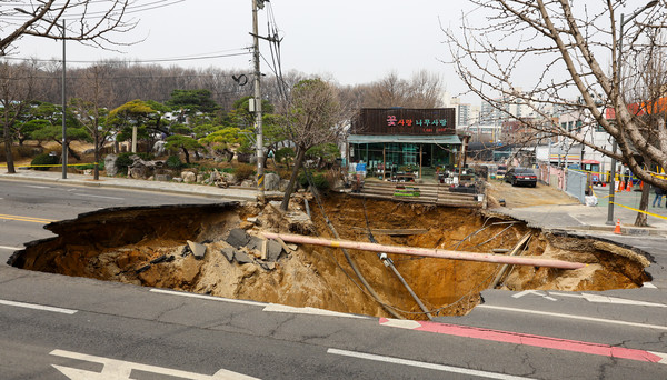 ▲ 지난 25일 서울 강동구 명일초등학교 인근 도로에서 전날 발생한 싱크홀(땅 꺼짐) 사고 현장 모습.