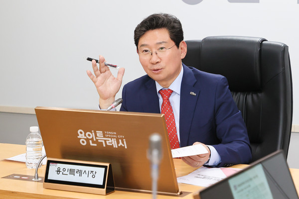 ▲ 이상일 용인특례시장이 국가산단 조성지원추진단 회의에서 발언하고 있다.