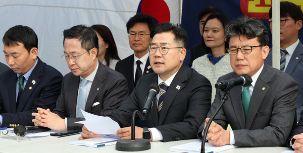 ▲ 박찬대 더불어민주당 원내대표가 지난 25일 서울 종로구 광화문 천막당사에서 열린 원내대책회의에서 발언하고 있다. /뉴시스