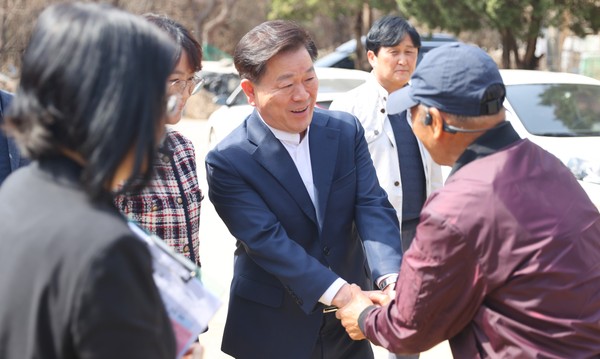 ▲ 박승원 광명시장이 원광명 마을회관을 찾아 지역 주민들과 인사하고 있다.