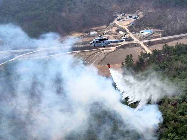 ▲ 해병대 상륙기동헬기 마린온이 27일 경북 의성 지역 산불현장에 투입되어 진화 임무를 실시하고 있다. (사진=해병대 사령부 제공). /뉴시스