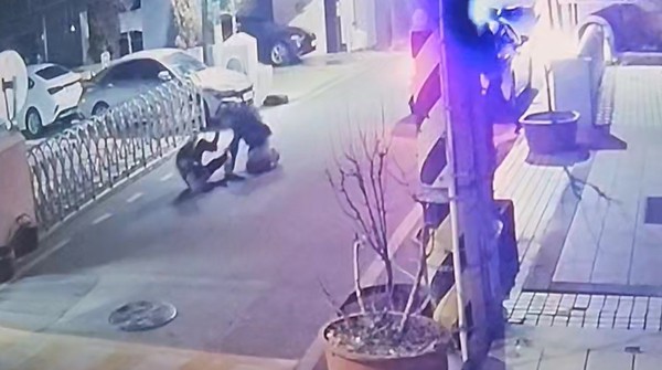 ▲ 26일 오전 3시10분께 광주 동구 금남공원 인근 골목길에서 50대 피의자가 출동한 경찰관을 흉기로 공격하고 있다. 피의자는 경찰의 쏜 권총 실탄에 맞아 숨졌다. /뉴시스