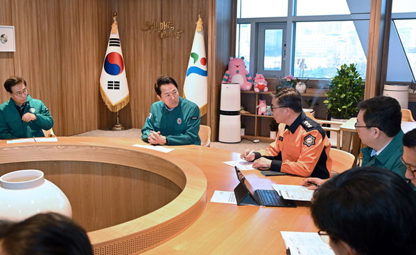 ▲ 오세훈 서울시장이 23일 오전 7시30분 시장 집무실에서 진행된 경남,경북 지역 산불관련 대책회의에서 소방재난본부장으로부터 산불 현황과 지원 대책 등을 보고받고 있다.