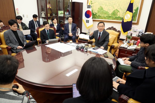 ▲ 국민의힘 헌법개정특별위원장인 주호영 국회 부의장이 지난 4일 오후 서울 여의도 국회에서 개헌 특위 1차 회의 결과 관련 기자간담회에서 취재진의 질문에 답변하고 있다. /뉴시스