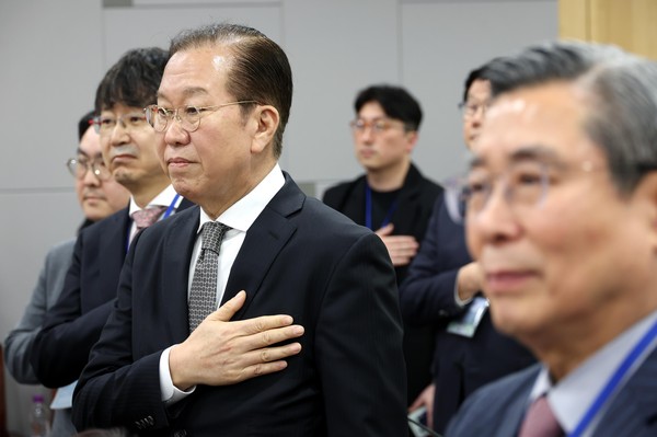 ▲ 권영세 국민의힘 비상대책위원장이 지난 26일 오후 서울 여의도 국회 의원회관 세미나실에서 열린 '2025 한국제약바이오헬스케어연합회 제1차 포럼, 첨단바이오헬스 산업의 미래' 에서 국민의례를 하고 있다. /뉴시스