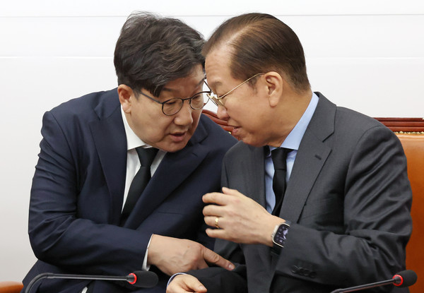 ▲ 권영세(오른쪽) 국민의힘 비상대책위원장과 권성동 원내대표가 27일 오전 서울 여의도 국회에서 열린 산불재난대응 특별위원회 긴급회의에서 대화하고 있다. /뉴시스