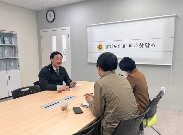 ▲ 고준호 의원이 미군 반환공여지 개발 사업 추진 경과와 향후 계획에 대한 보고를 받고 있다.