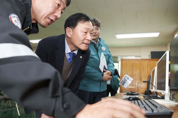 ▲ 시설을 살펴보고 있는 박태순 의장(가운데)의 모습.