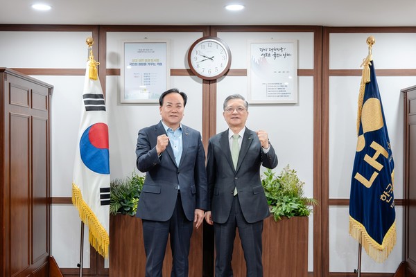 ▲ 이권재 오산시장(왼쪽)과 이한준 LH 사장(오른쪽).