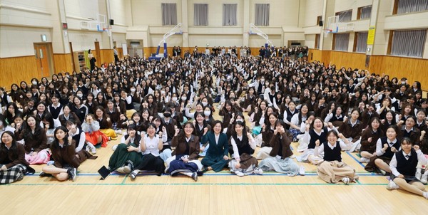 ▲ 김보라 안성시장 안성여자고등학교 특별 강연 후 기념촬영 모습.
