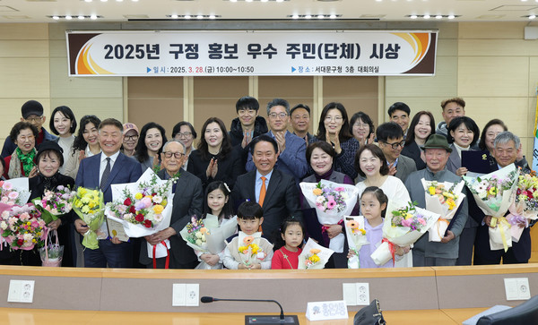 ▲ 이성헌 서대문구청장(앞줄 가운데)이 김형석 연세대 명예교수(앞줄 왼쪽 세 번째) 등 구정홍보 표창 수상자 및 관계자들과 함께 기념 촬영을 하고 있다.