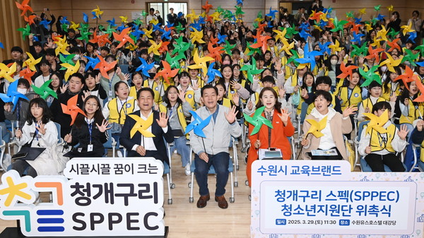 ▲ 이재준 시장이 청개구리 스펙(SPPEC) 청소년 지원단과 함께하고 있다.