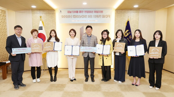▲ 조용익 부천시장과 헤어메이크업 드림단이 기념 촬영을 하고 있다.