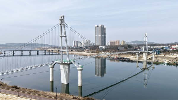 ▲ 여주 남한강 출렁다리.