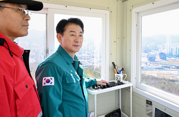 ▲ 김동근 시장이 천보산 산불감시탑에서 산불 예방을 위해 현장을 점검하고 있다.