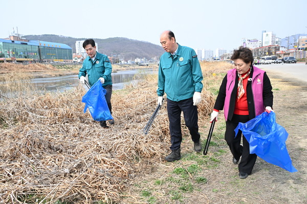 ▲ 박형덕 동두천시장이 '깨끗한 도시 만들기' 환경정화 활동을 실시하고 있다.