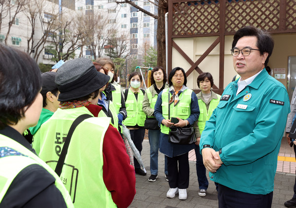 ▲ 박일하 구청장이 지난 27일 대방동 참새공원 공중화장실 비상벨 점검에 앞서 '안심화장실 감시단' 단원들에게 격려 인사를 하고 있다.