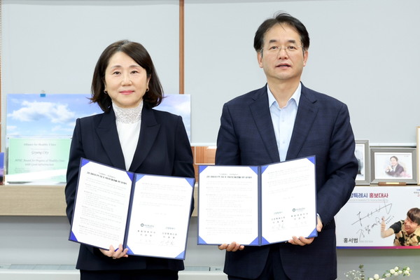 ▲ 이동환 고양특례시장(오른쪽)과 한국맥널티(주) 이은정 총괄대표이사(왼쪽)