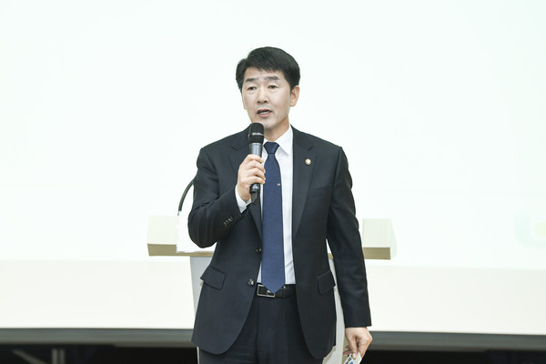 ▲ 축사 중인 배정수 의장.