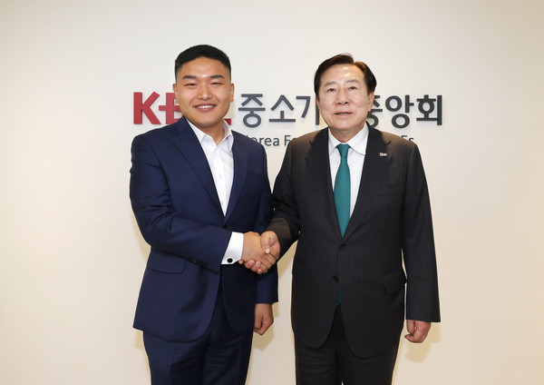 ▲ 한채훈 의원(왼쪽)과 김기문 중소기업중앙회 회장(오른쪽).