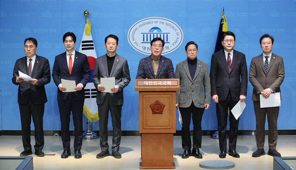 ▲ 송언석 국회 기획재정위원장을 비롯한 국민의힘 기재위 위원들이 산불 등 재난 예비비 관련 기자회견에서 발언하고 있다. /뉴시스