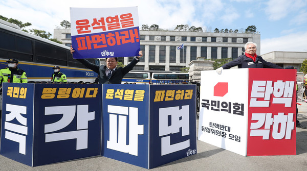 ▲ 윤석열 대통령에 대한 탄핵심판 선고가 지연되고 있는 28일 오전 서울 종로구 헌법재판소 앞에서 안태준(왼쪽) 더불어민주당 의원이 윤 대통령 파면을, 하종대 국민의힘 부천시병 당협위원장이 탄핵 각하를 각각 촉구하는 1인시위를 하고 있다. /뉴시스