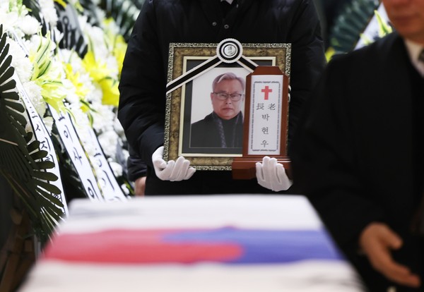 ▲ 29일 오전 김포 경기 김포 뉴고려병원 장례식장에서 경북 의성산불 진화 작업 중 헬기 추락으로 순직한 고(故) 박현우(73) 기장의 발인식이 엄수되고 있다. /뉴시스