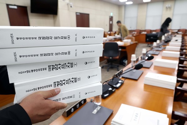 ▲ 2024년 정기국회 국정감사를 하루 앞둔 6일 오후 서울 여의도 국회 행정안전위원회 회의실에서 행안위 직원들이 국정감사 요구자료를 의원들 자리에 놓고 있다. /뉴시스