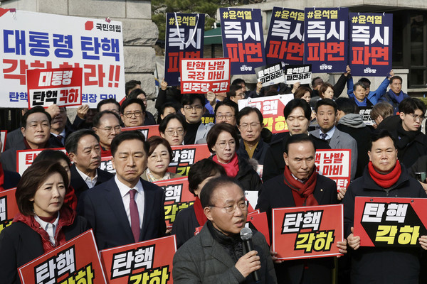 ▲ 국민의힘, 더불어민주당 의원들이 21일 서울 종로구 헌법재판소 앞에서 각각 윤석열 대통령 탄핵 기각-파면을 촉구하고 있다. /뉴시스