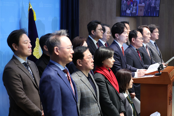 ▲ 국민의힘 박성훈 의원을 비롯한 초선의원들이 30일 오후 서울 여의도 국회 소통관에서 열린 기자회견에서 더불어민주당 초선 의원들의 '줄탄핵' 언급을 비판하는 성명서를 발표하고 있다. /뉴시스
