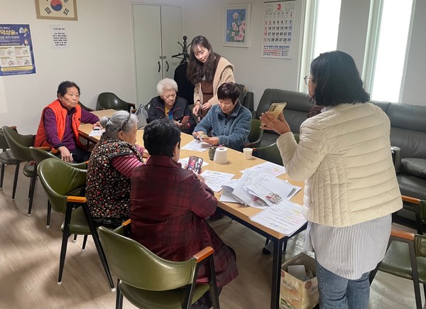 ▲ 화성시동부출장소 관계자가 병점1동 대창아파트 경로당에서 어르신들을 대상으로 찾아가는 시민 정보화교육을 진행하고 있다.