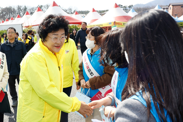 ▲ 결핵 예방 캠페인을 실시하고 있는 김경희 이천시장.