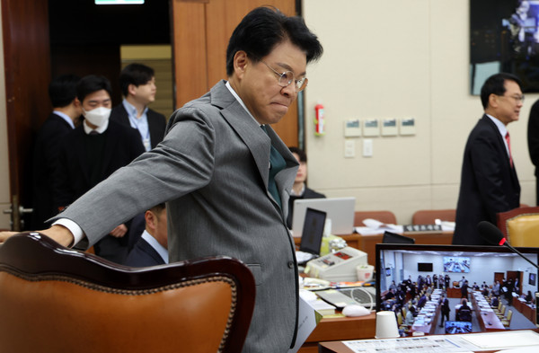 ▲ 장제원 과학기술정보방송통신위원회 위원장이 18일 오전 서울 여의도 국회에서 열린 과학기술정보방송통신위원회 전체회의에 참석하고 있다. /뉴시스