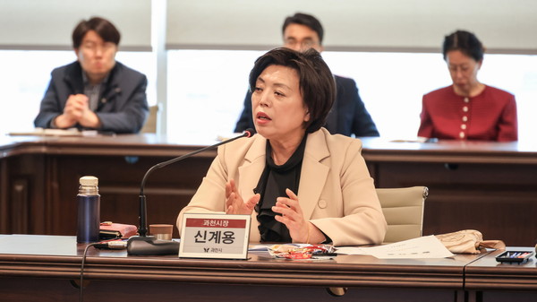 ▲ 과천시 지식정보타운 실무협의체 회의를 주재하고 있는 신계용 과천시장.