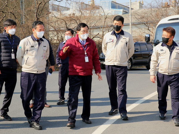 ▲ 주낙영 시장이 지역 기업체 현장을 방문하고 있다.