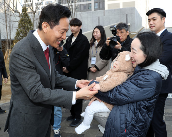▲ 입주 신혼부부들과 인사하는 오세훈 시장. /뉴시스