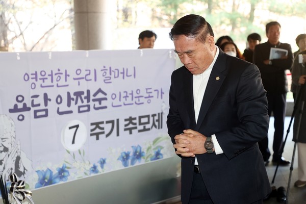 ▲ 용담 안점순 7주기 추모제에 참석한 이재식 의장.