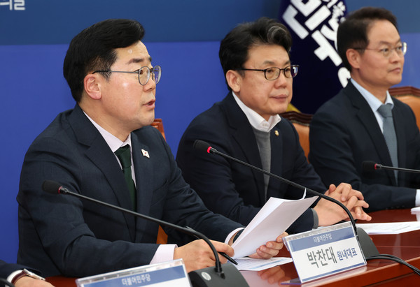 ▲ 박찬대(왼쪽) 더불어민주당 원내대표가 19일 오후 서울 여의도 국회에서 열린 민생경제회복단 출범 기자회견에서 발언하고 있다. 왼쪽부터 박 원내대표, 진성준 정책위의장, 허영 민생경제회복단장. /뉴시스