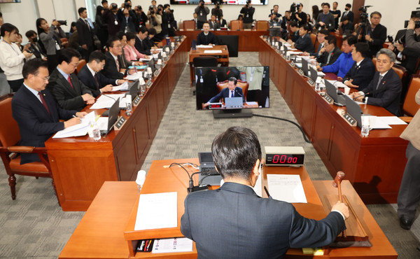 ▲ 서울 여의도 국회에서 열린 법제사법위원회 전체회의에서 정청래 법사위원장이 의사봉을 두드리고 있다. /뉴시스