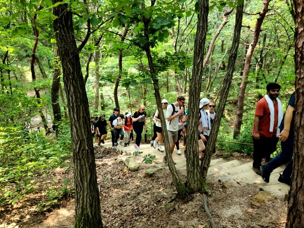 ▲ 외국인들이 북한산 둘레길을 오르고 있다. /뉴시스