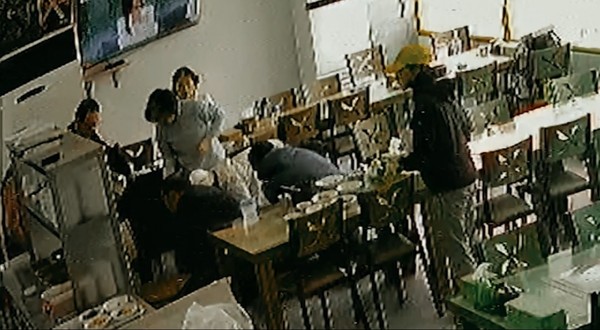 ▲ 심폐소생술을 하고 있는 현장 모습. (사진=경기도북부소방재난본부 제공 영상 캡처) /뉴시스